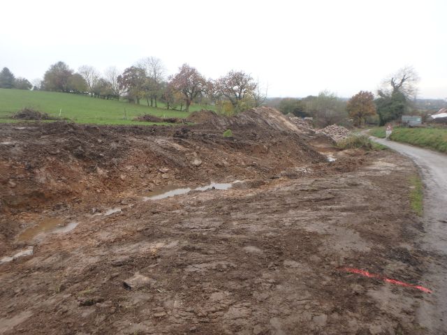 Der Bereich der ehemaligen Betonbecken wurde verfüllt und der neue Bachlauf vormodelliert