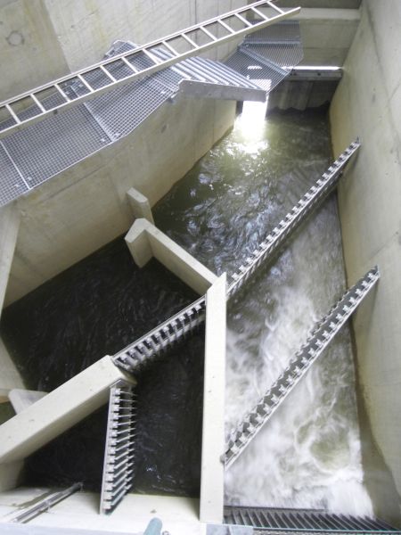 Mündungsbauwerk: In separate Becken wird der Bypassabfluss eingeleitet. Durch Lamellenkonstruktion (Stahlgitter) wird die Strömung beruhigt und umgelenkt. Der Bypassabfluss wird dadurch mit geringen Geschwindigkeiten in das untere Becken des Fischpasses eingeleitet. 