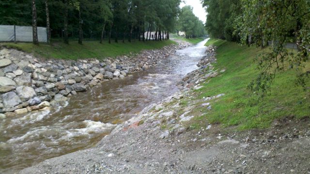 Bild bei Hochwasser im Glankanal im Juni 2013. Bei dem max. Abfluss (ca. HQ 100) war der Wasserspiegel im Bereich der Bäume (Bordvoll).