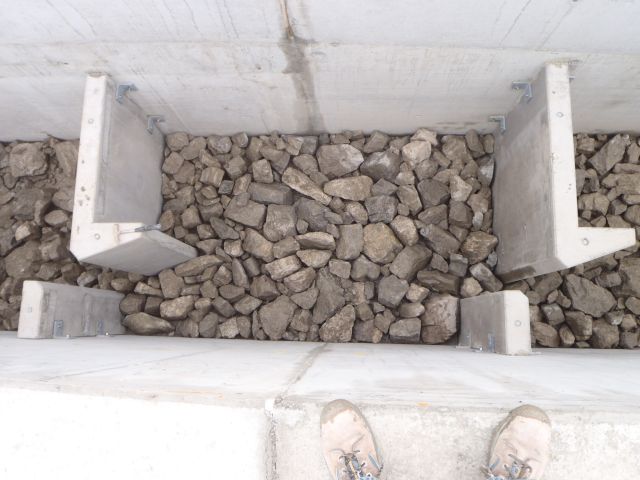 Die Sohle im Schlitzpass wird mit Felsgestein (Kantenlänge ca. 30 cm) erstellt. Das Material wird händisch, dicht an dicht und hochkant gesetzt. Dadurch wird eine hohe Sohlrauigkeit realisiert (keine Fixierung mit Beton)