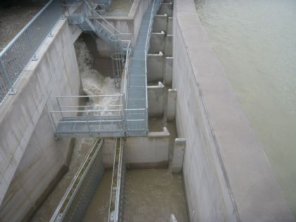 Zuleitung des Bypassabflusses (linker Bildrand). Die Stahlkonstruktionen im Vordergrund dienen der Strömungslenkung.